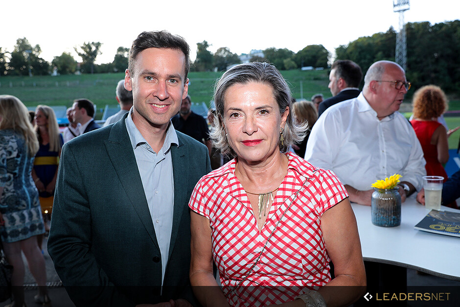 OBSERVER Manager Stephan Ifkovits beim Cocktail-Networking auf der Hohen Warte mit Andrea Fronaschütz